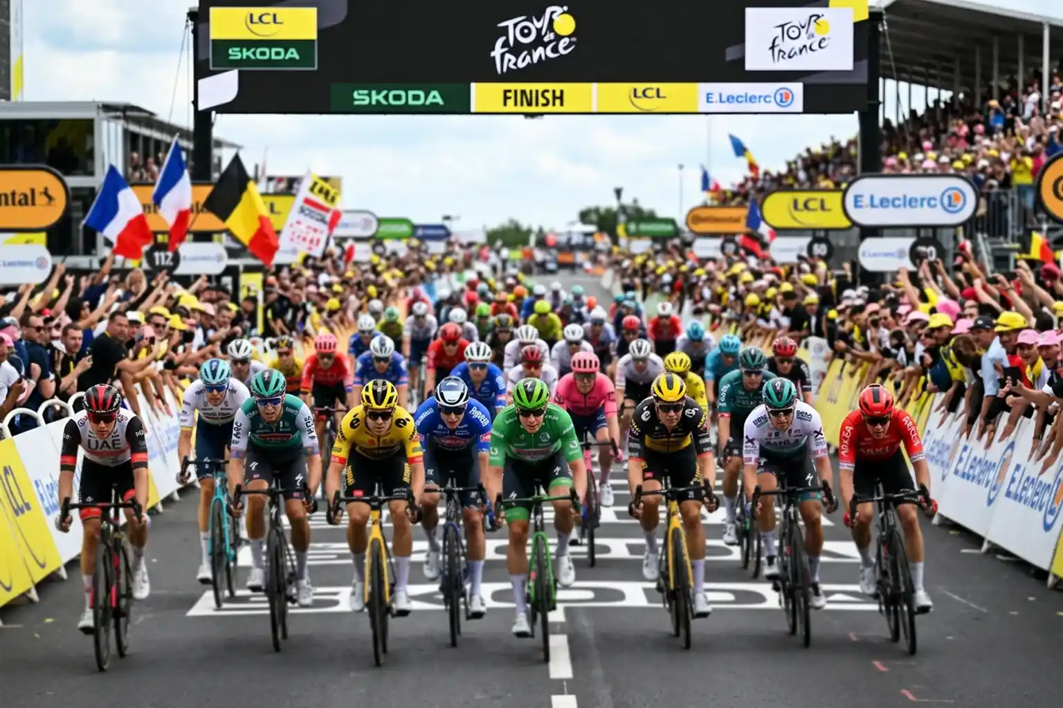 Sprint masivo del pelotón del Tour de Francia en meta de etapa llana con velocistas en línea
