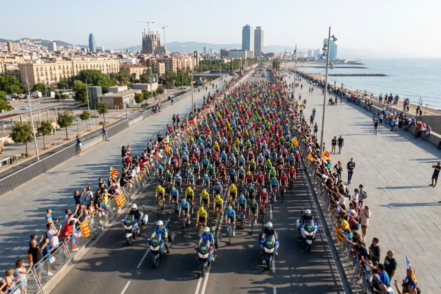 Pelotón ciclista recorriendo las calles de Barcelona en el Gran Depart del Tour de Francia 2026